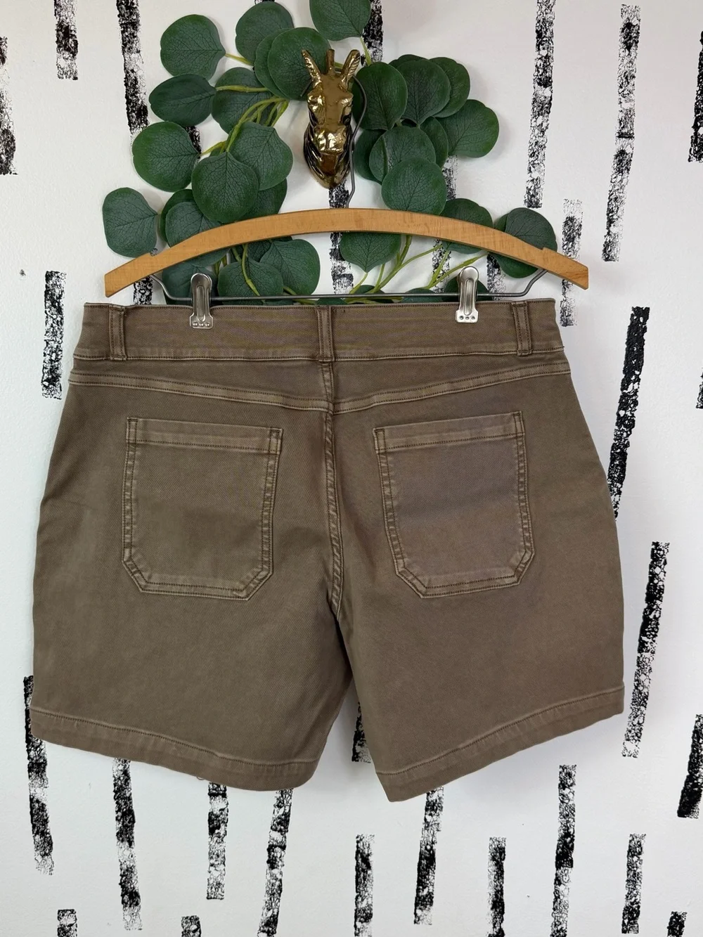 NWT Spanx 6” Twill Pull On Shorts- Cedar Tan Khaki- Size Large